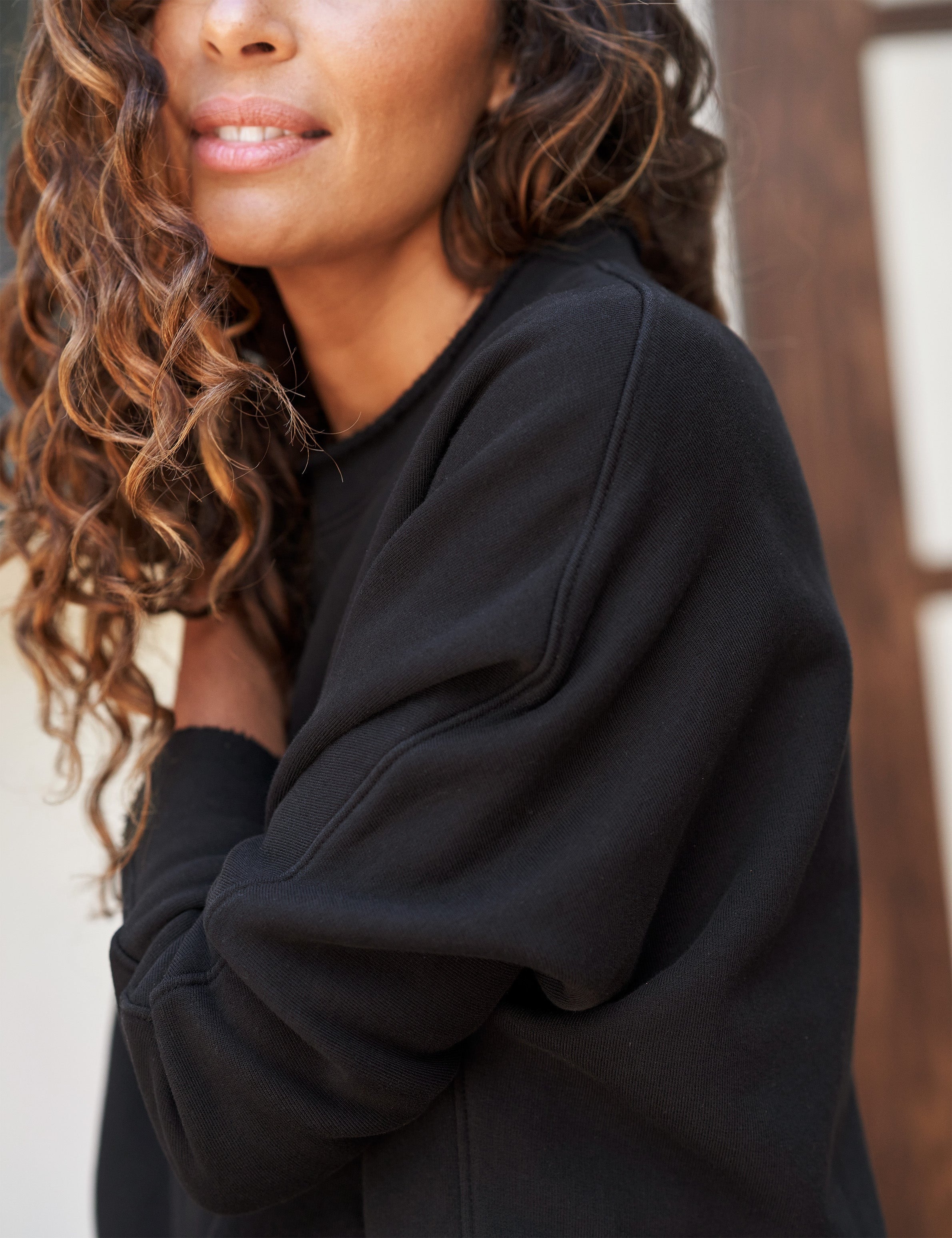 ANNA LONG SLEEVE CAPELET TRIPLE FLEECE BLACK
