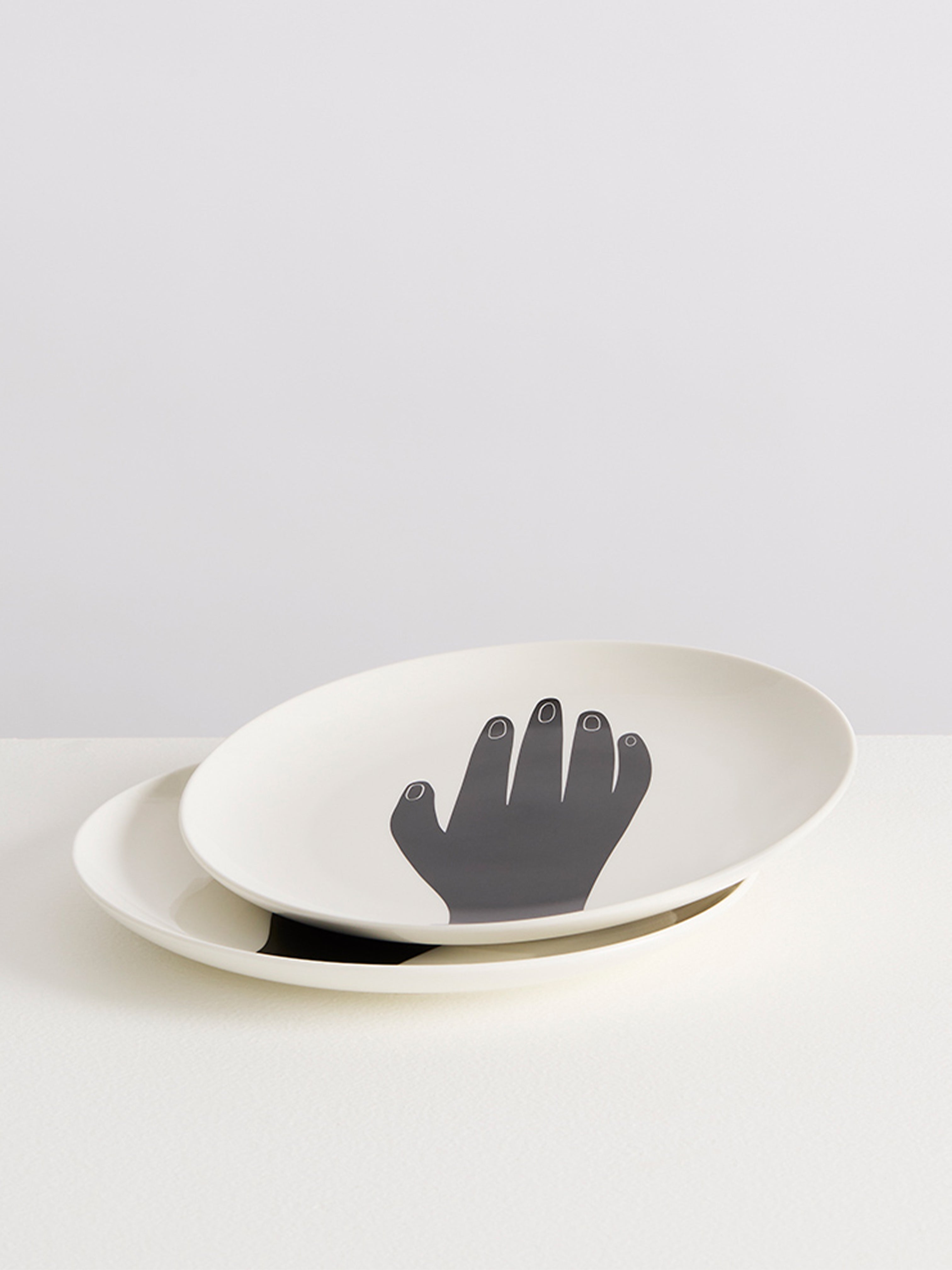 LES MAINS DINNER PLATES WHITE/BLACK (SET OF 2)