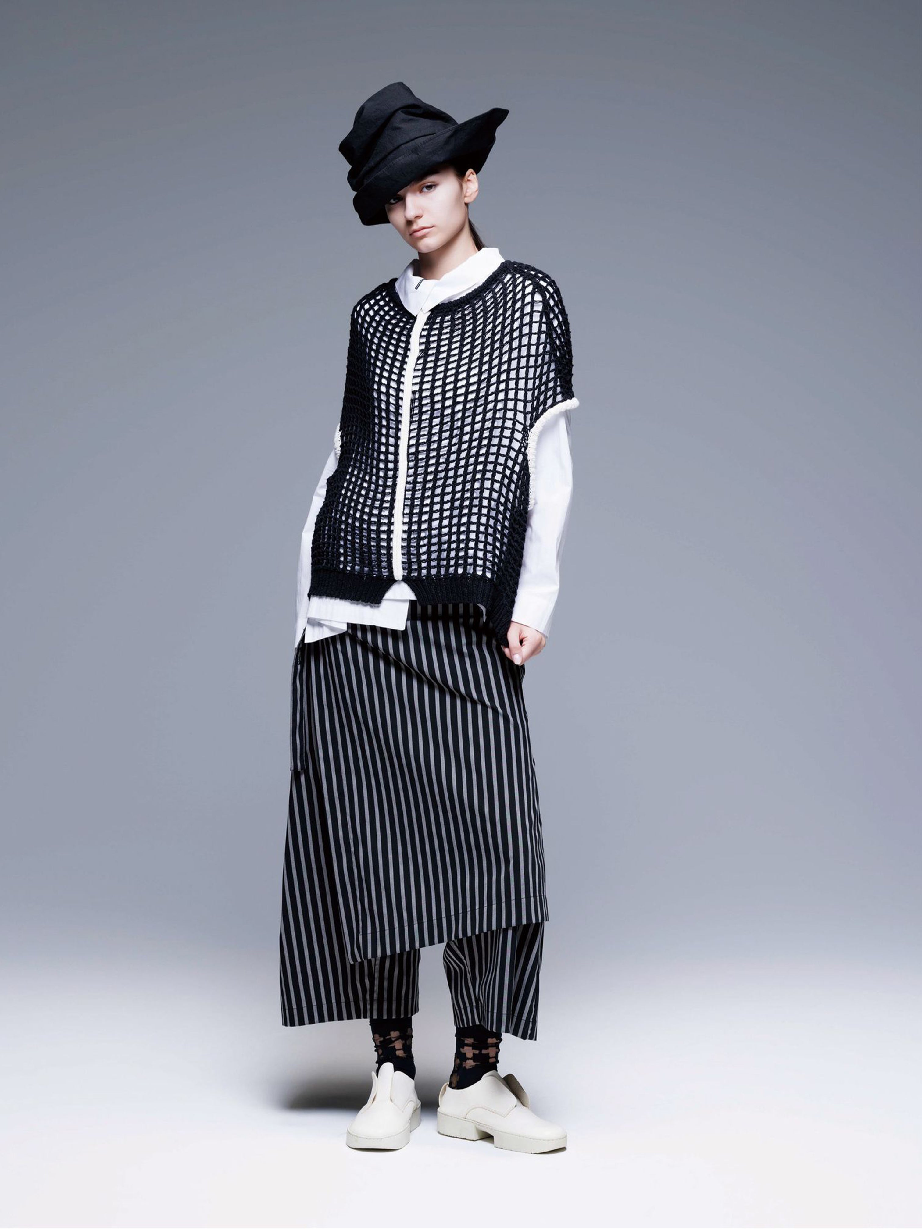 CROCHET KNIT VEST BLACK WHITE TRIM