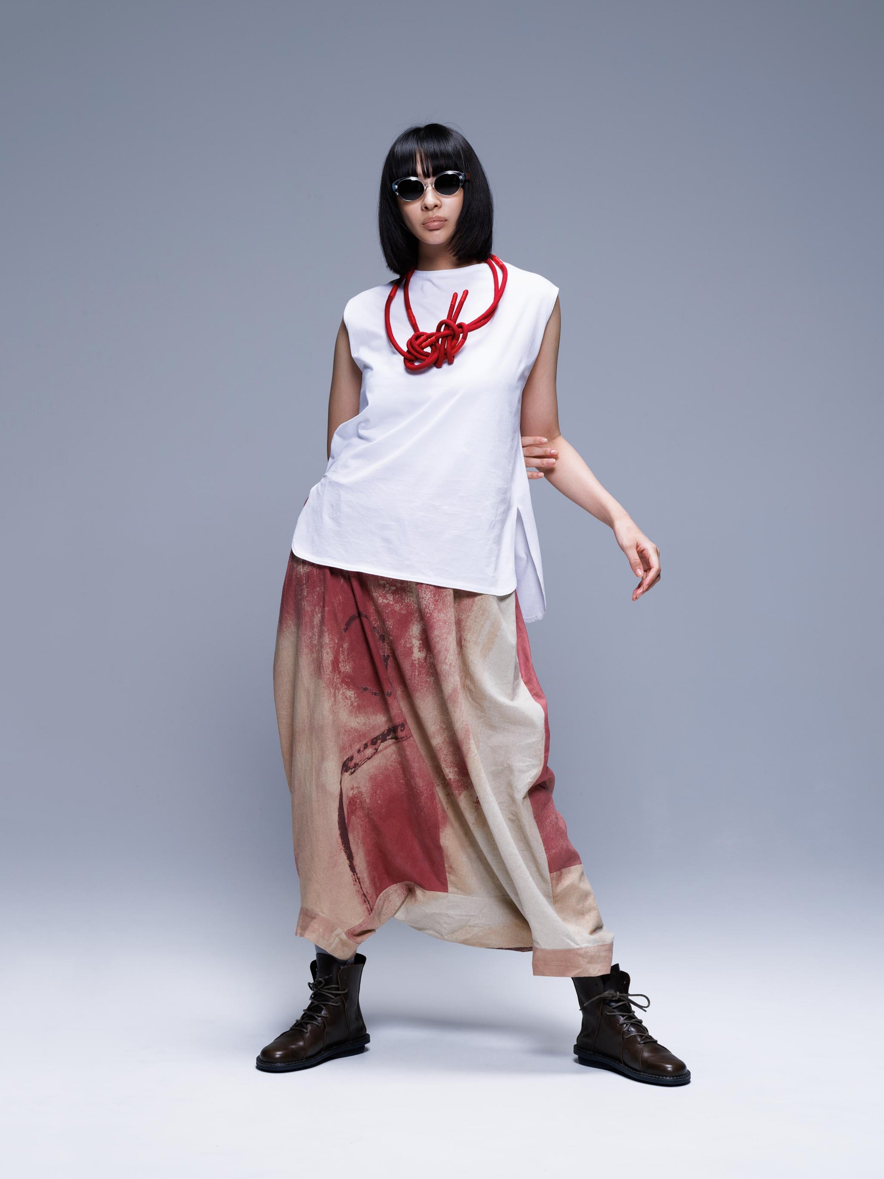 SLEEVELESS CURVE TOP WHITE/BLACK