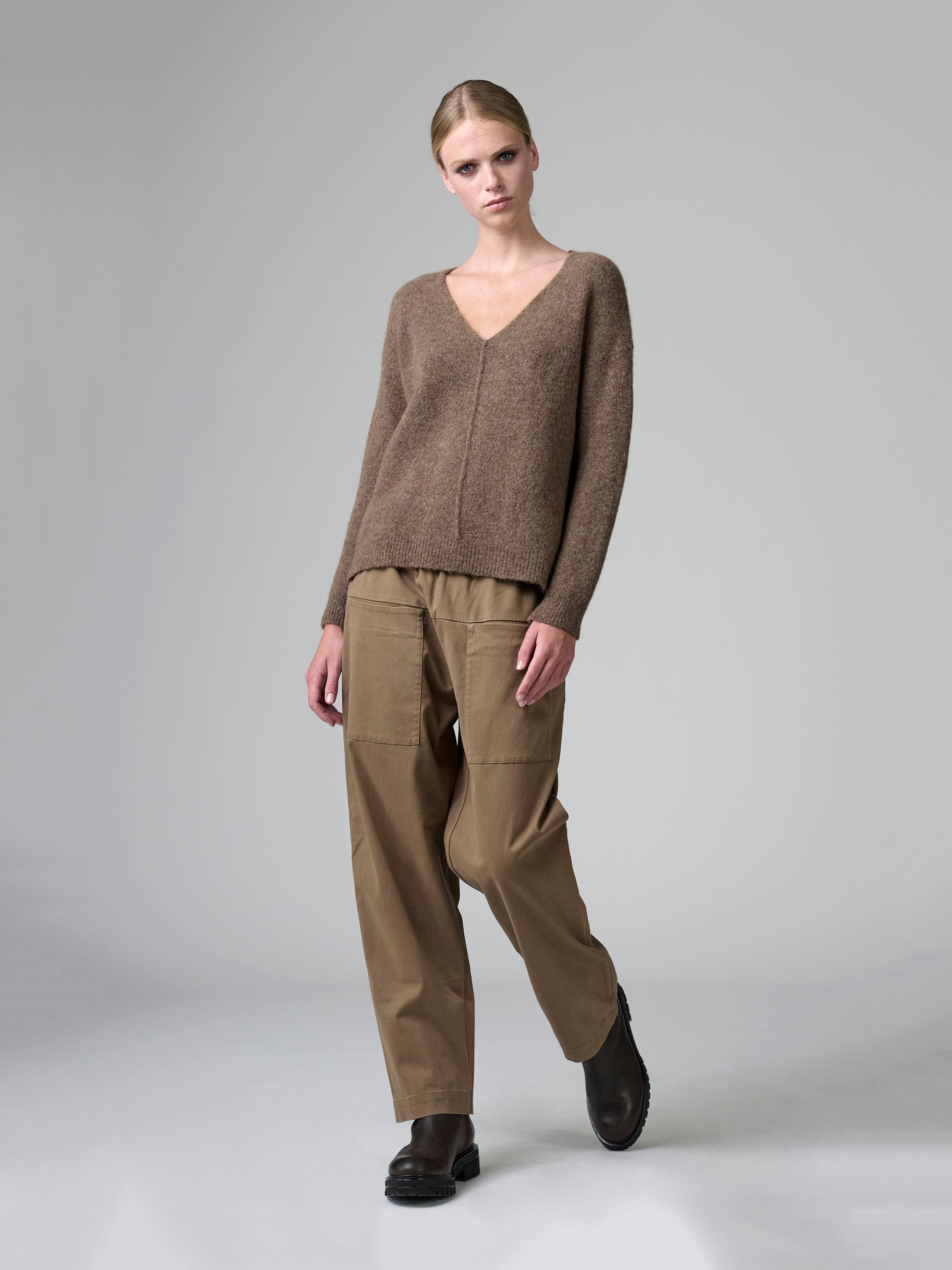V NECK KNIT JUMPER TOBACCO