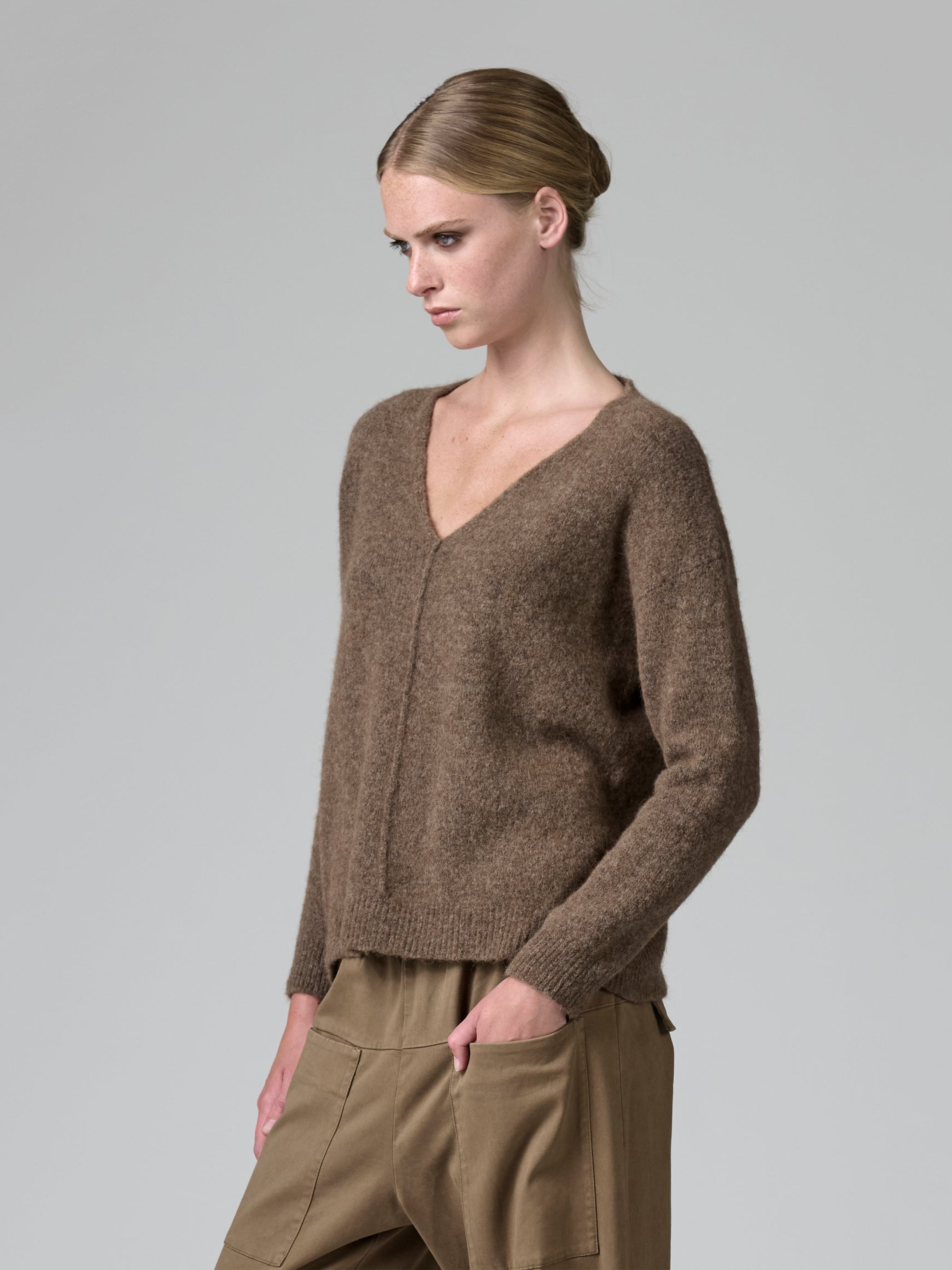 V NECK KNIT JUMPER TOBACCO