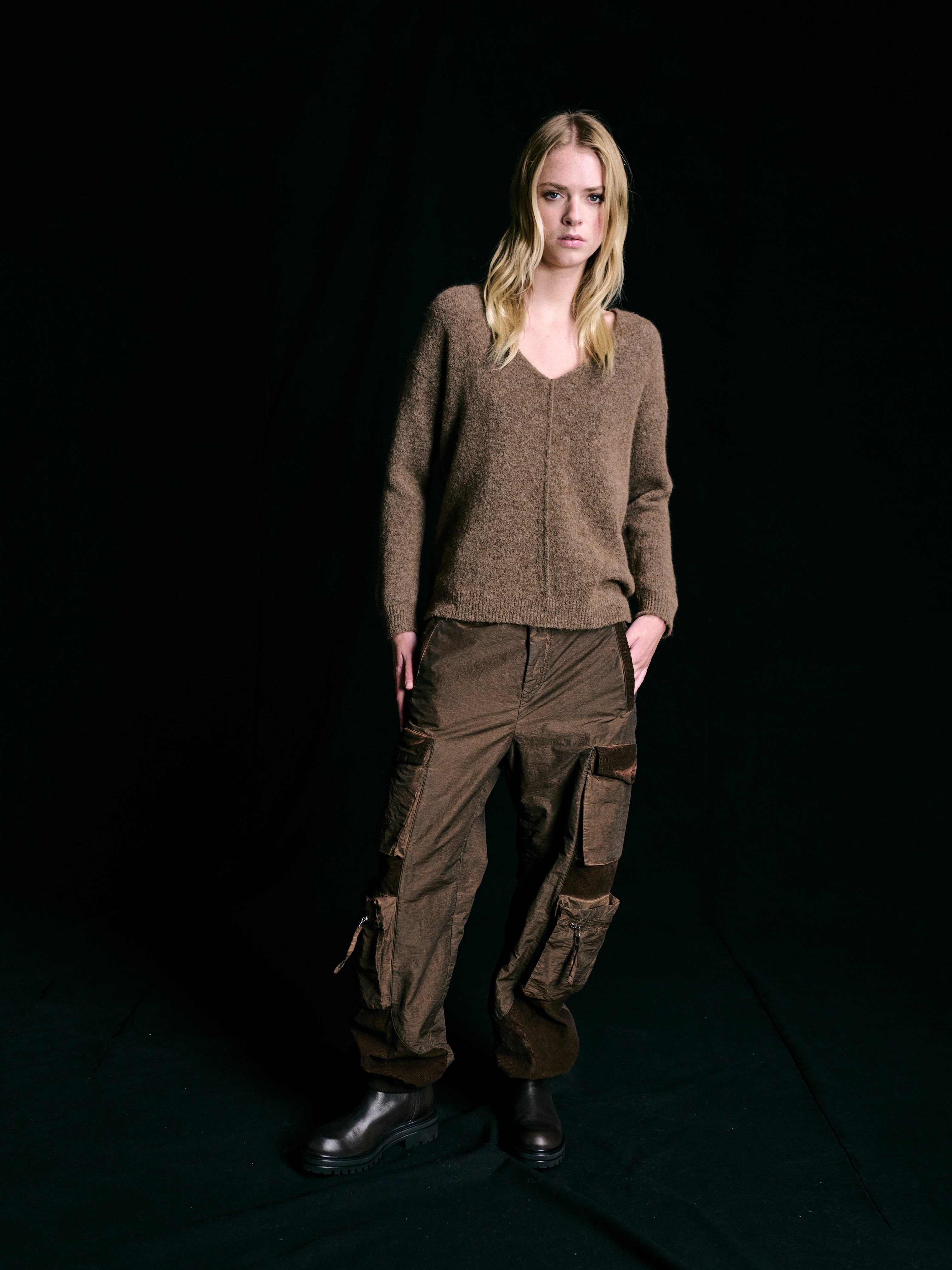 V NECK KNIT JUMPER TOBACCO