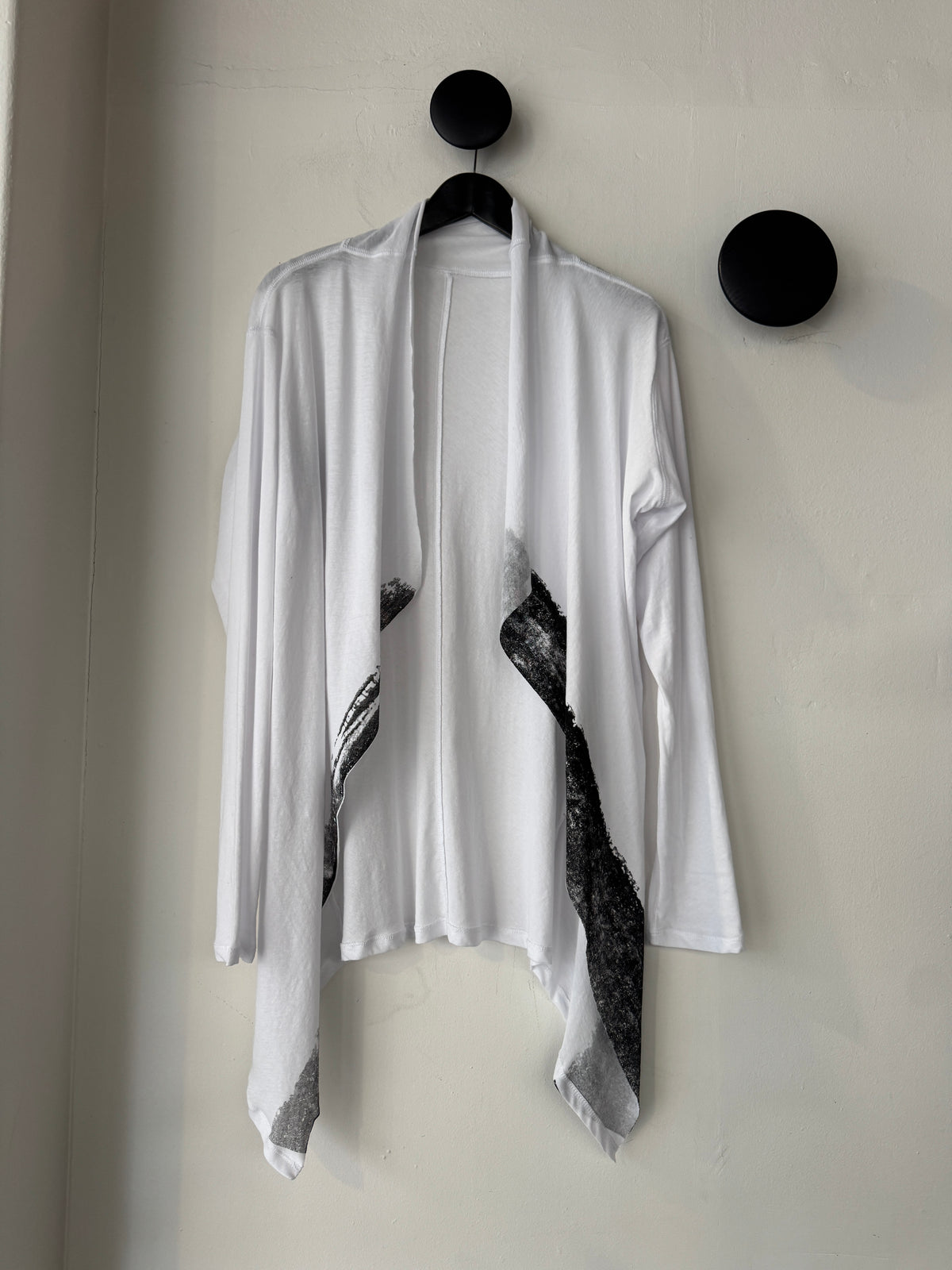 SCREENPRINT DRAPE CARDIGAN WHITE/BLACK