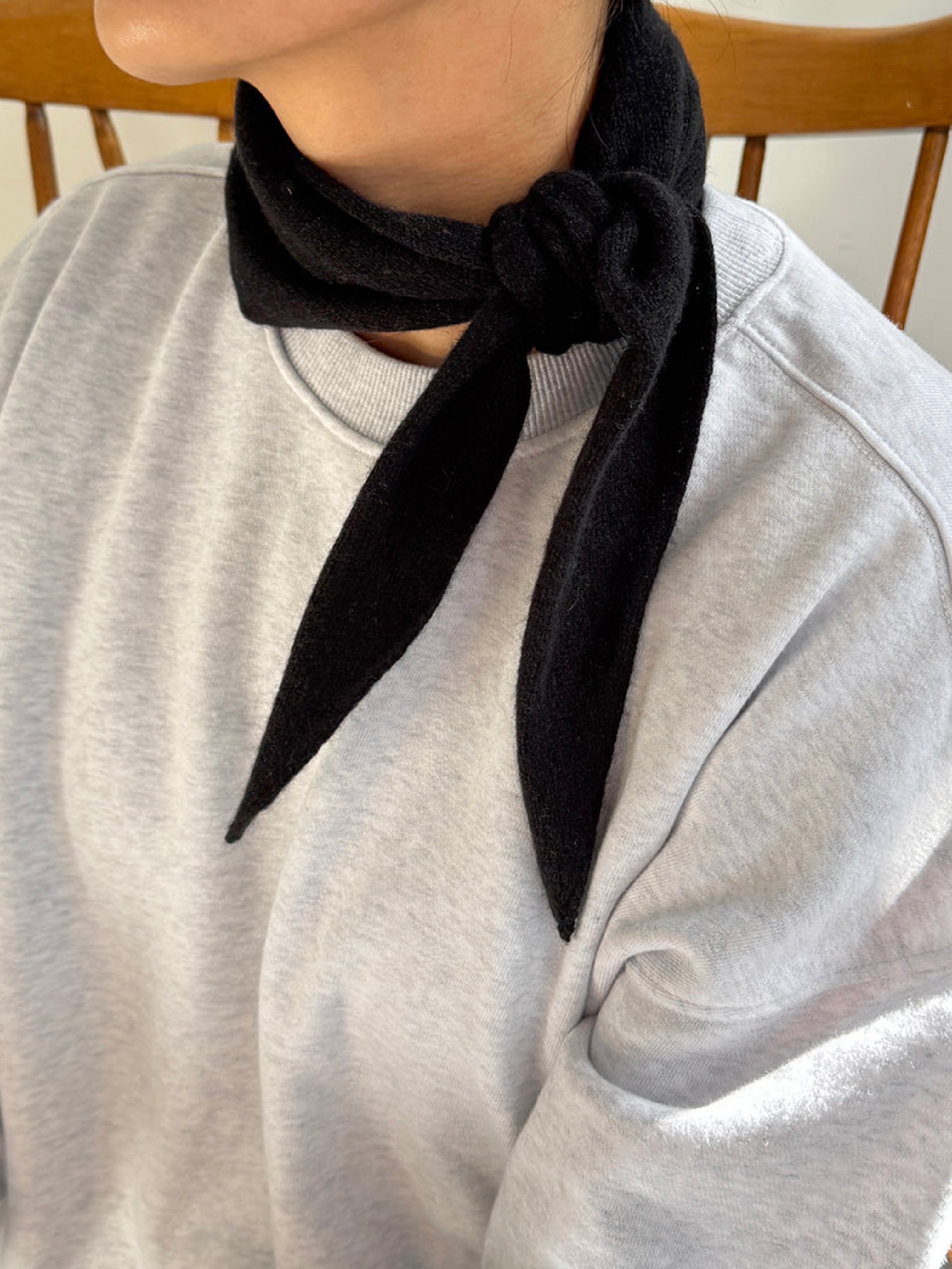 CASHMERE NECK SCARF BLACK