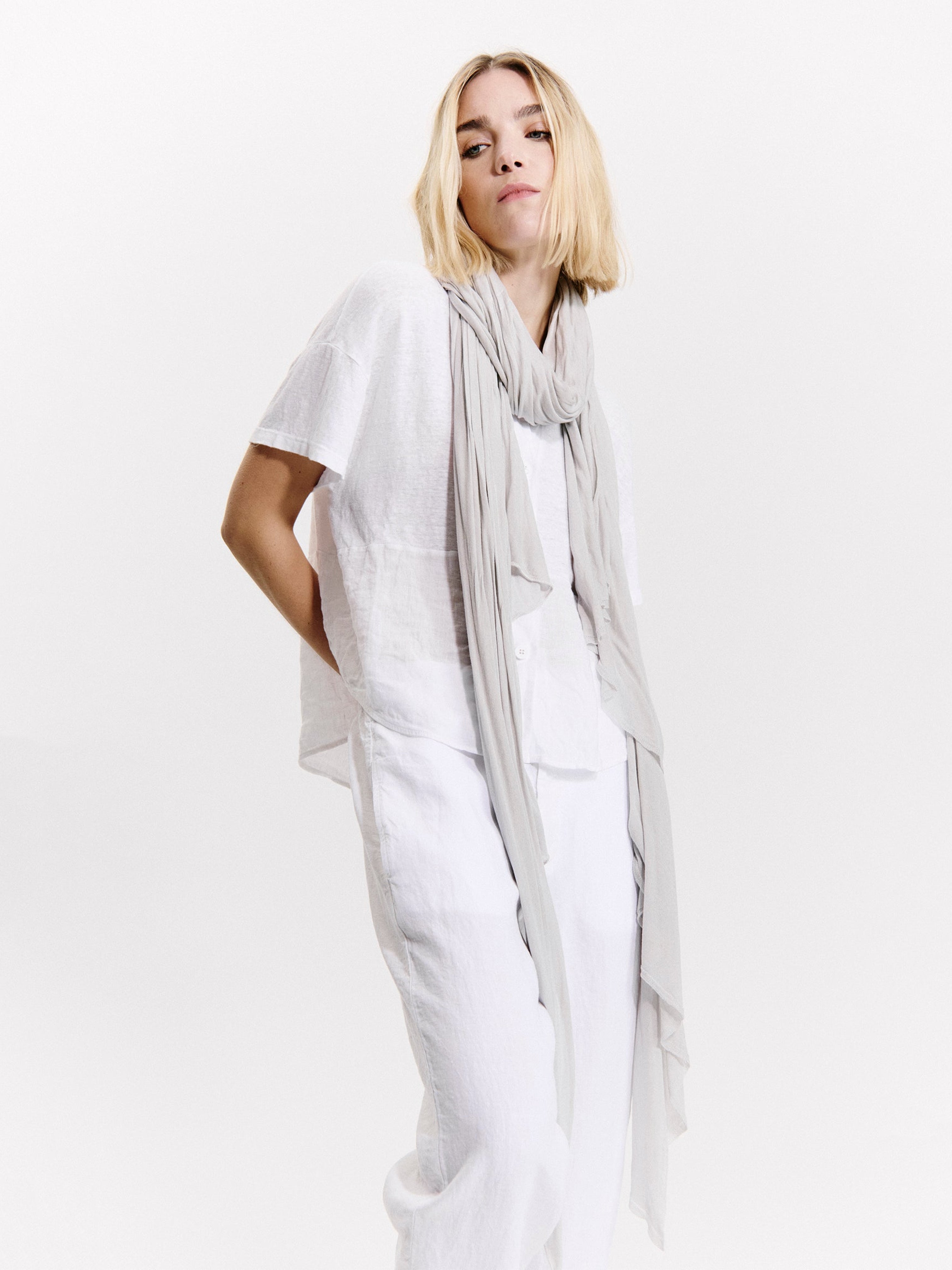 SIGNATURE SCARF PEARL GREY