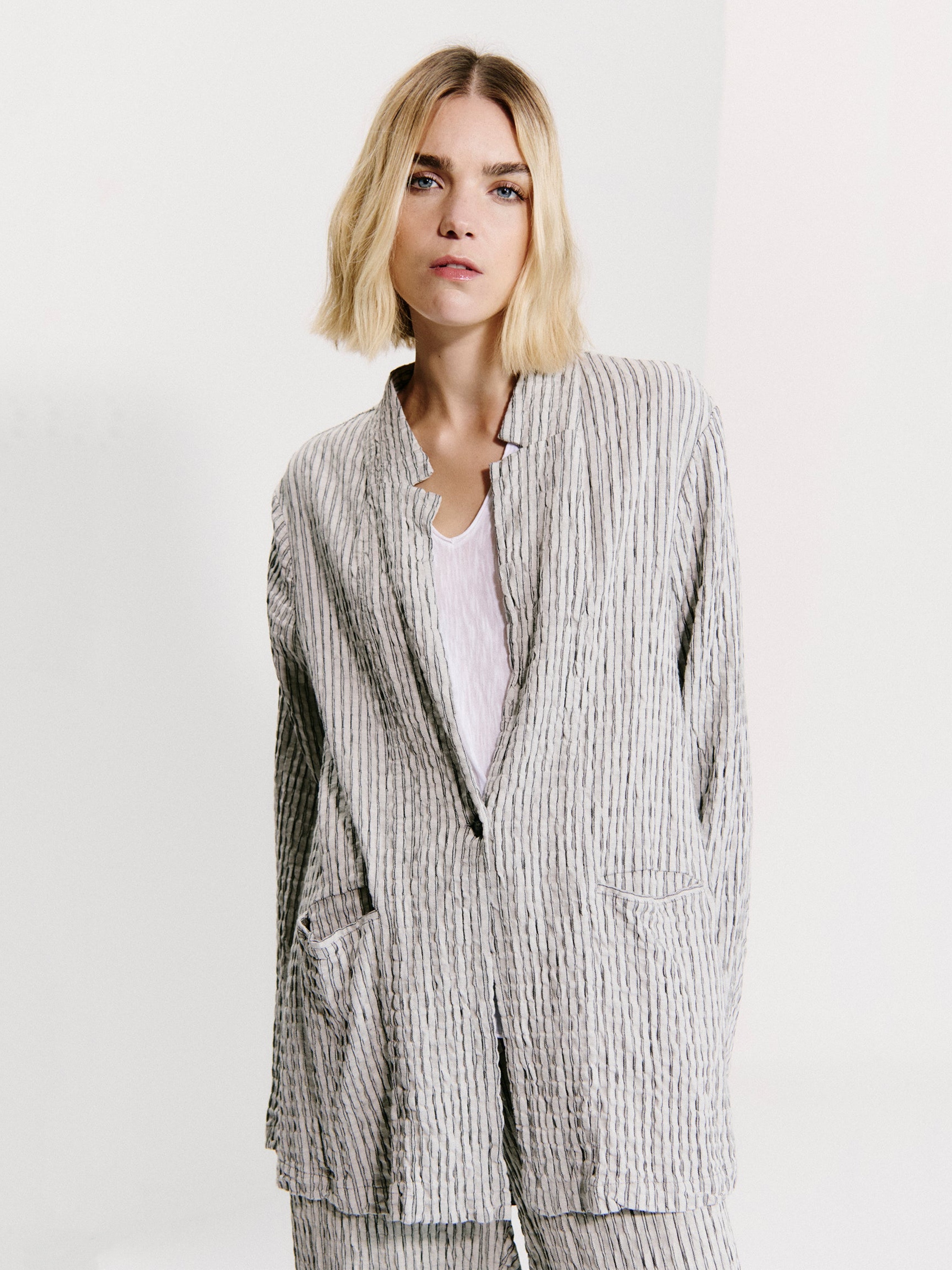 TEXTURED LONGLINE JACKET PEARL GREY