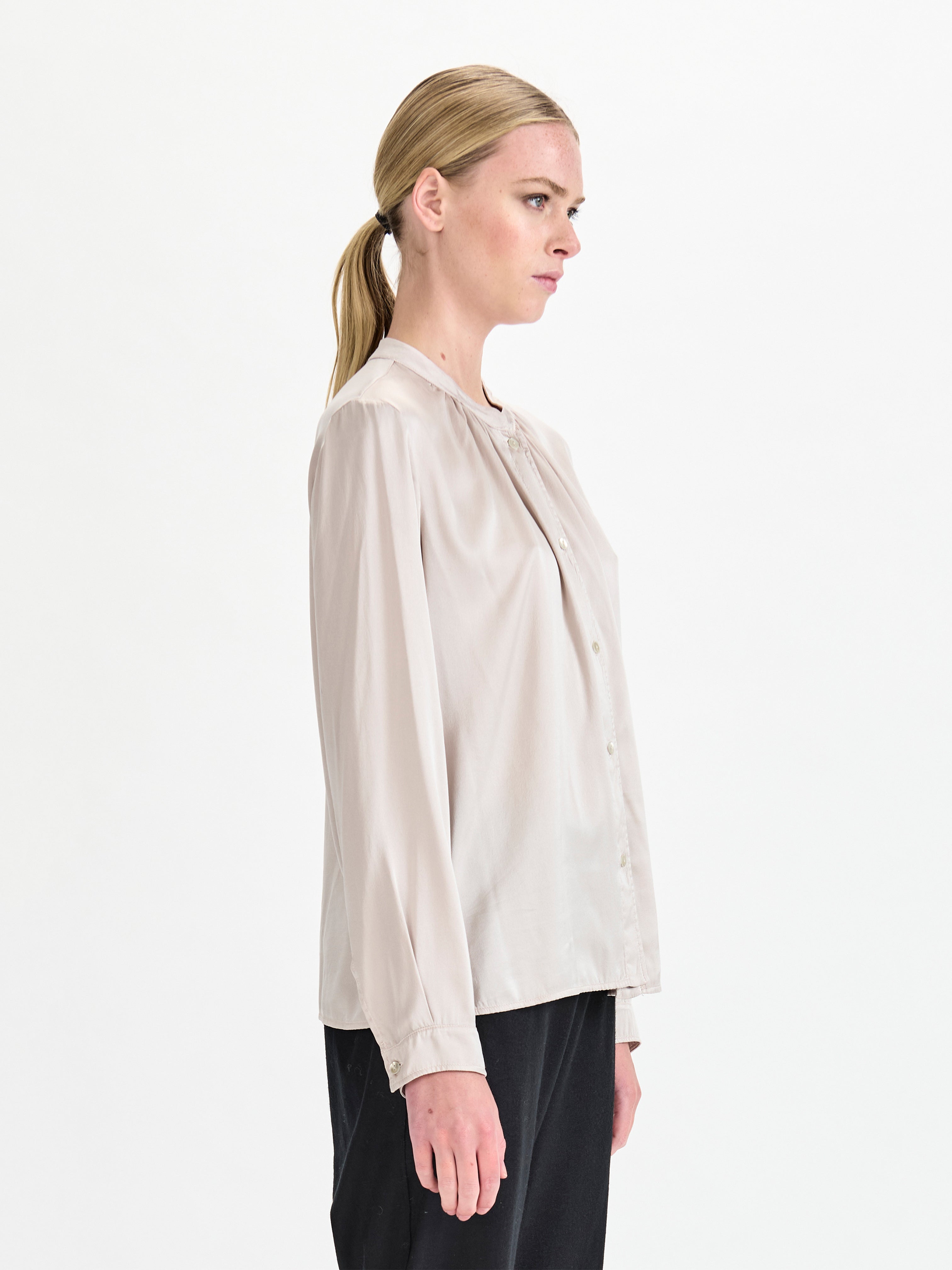 GATHER SILK SHIRT PEARL GREY