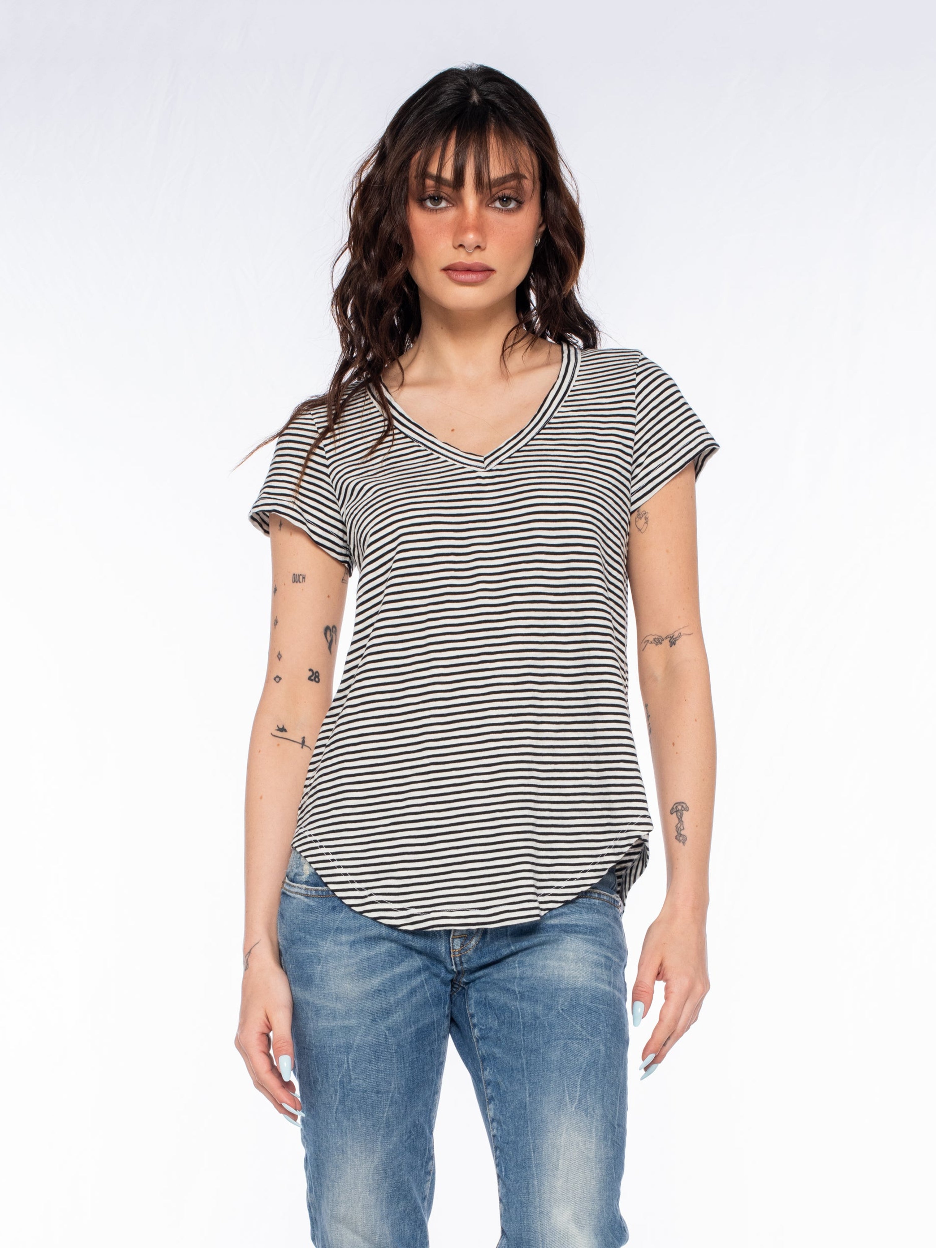 V NECK STRIPE T SHIRT BLACK